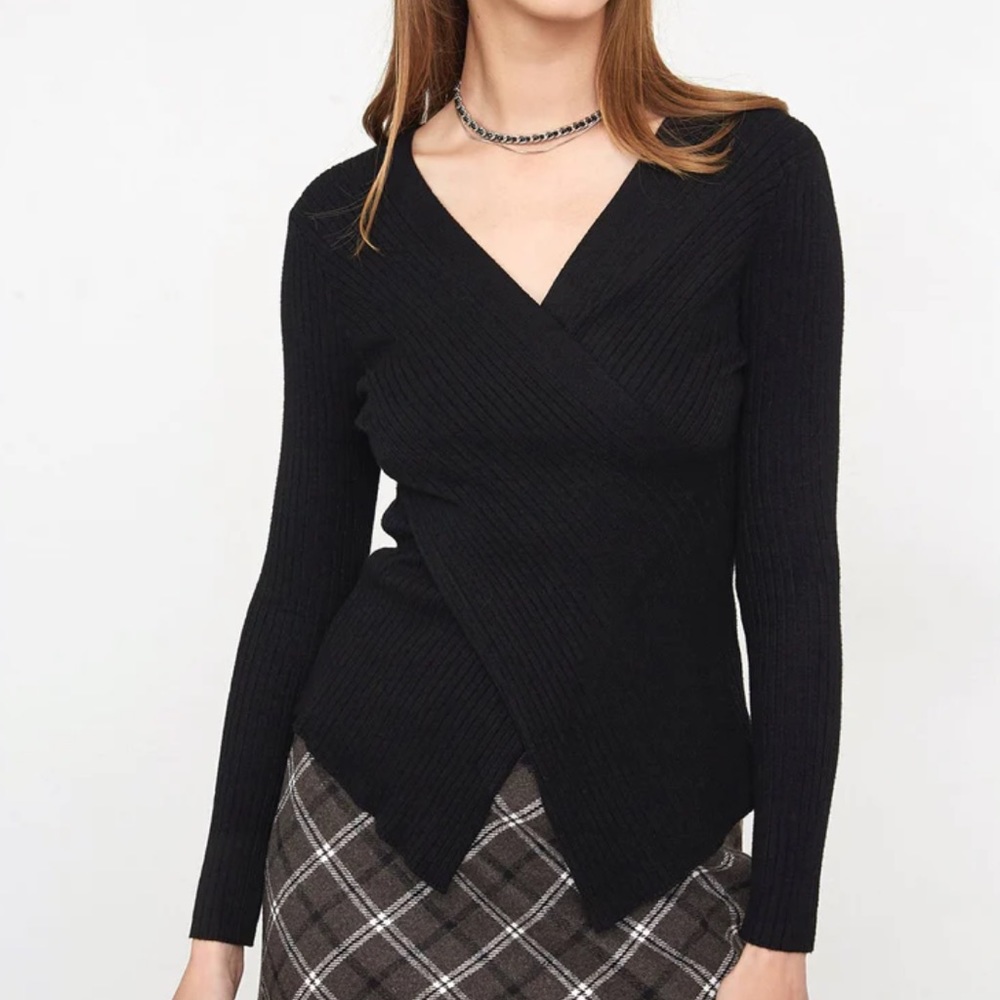 Myrline black V neck sweater
